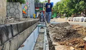 Wakil Ketua DPRD Kota Depok, Yuni Indriany Kucurkan Dana Aspirasi, Drainase di Pondok Petir Mulai Dibangun