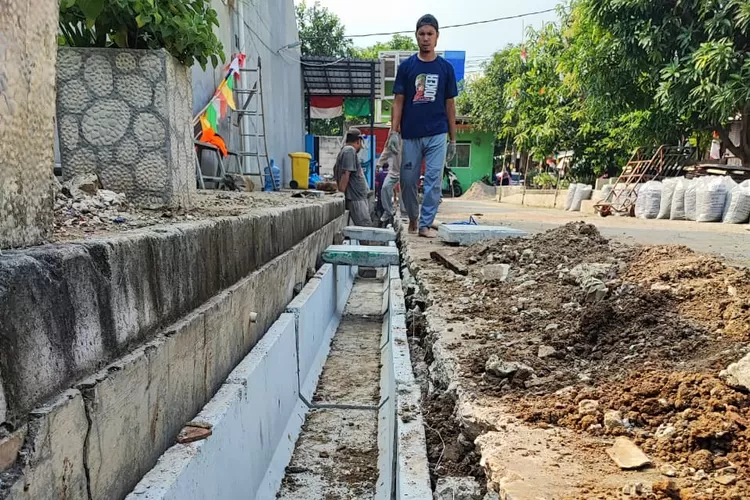 Proses pembangunan drainase di RT4/15, Kelurahan Pondok Petir, Kecamatan Bojongsari, Kota Depok, Jumat (23/8). (AGNESYA WIANDA/RADAR DEPOK)