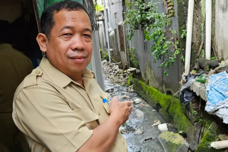 DPMPTSP Kota Depok saat melakukan sidak langsung ke outlet Holland Bakery yang berada di Jalan Raya Bogor, RT1/20 Kelurahan Sukamaju, Kecamatan Cilodong. (ISTIMEWA)