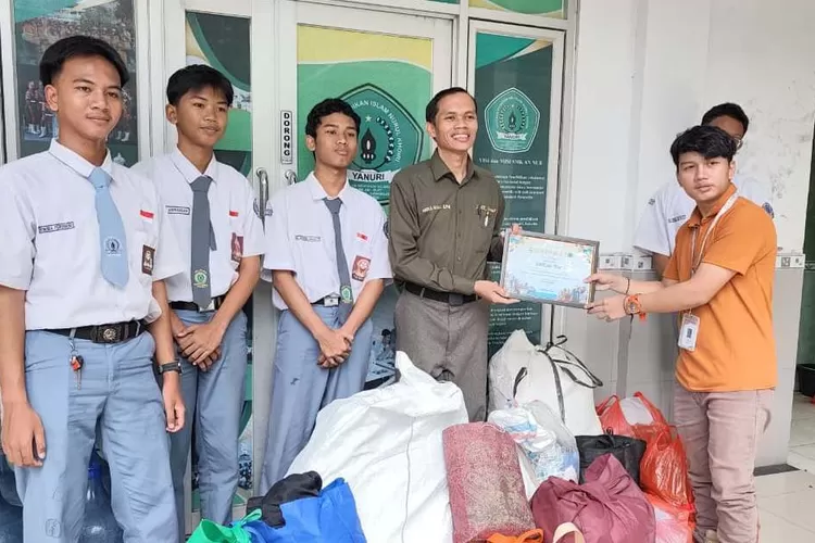 SMK AN NUR Kota Depok saat menggalang bantuan korban yang terdampak bencana di Sumatera, Selasa (2/12). (ALDY RAMA/RADAR DEPOK )