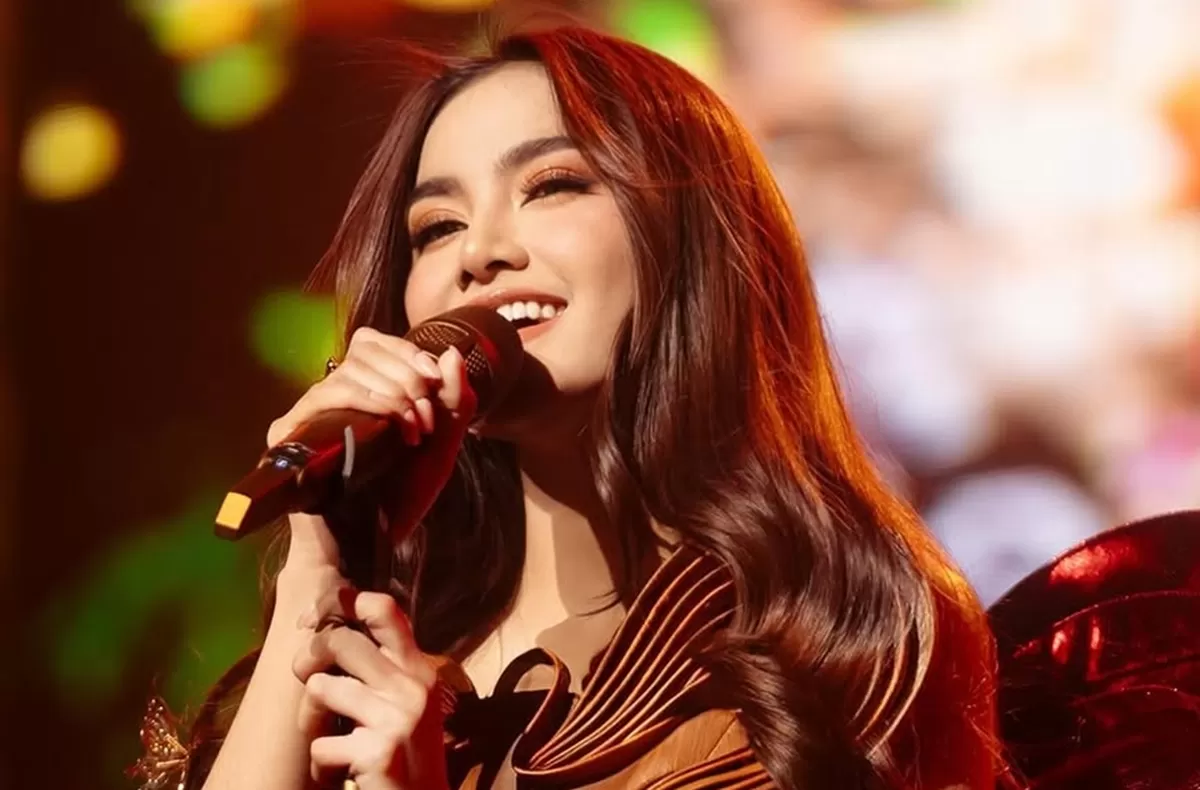 Potret Mahalini yang dikritik saat membawakan lagu Seketika karena artikulasi vokal dalam penyebutan lirik bahasa inggris dinilai kurang jelas (Instagram/mahaliniraharja)