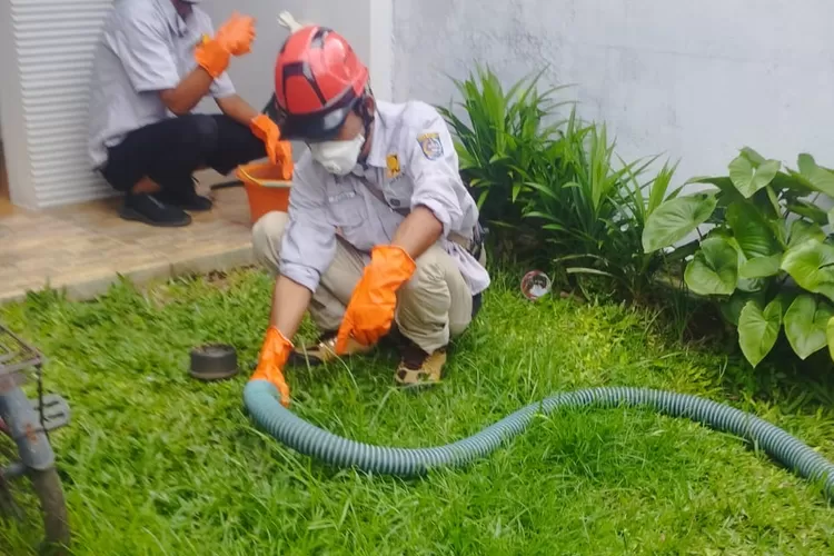 Proses penyedotan air tinja oleh UPTD IPLT Kota Depok di salah satu wilayah. (ANDIKA EKA/RADAR DEPOK)