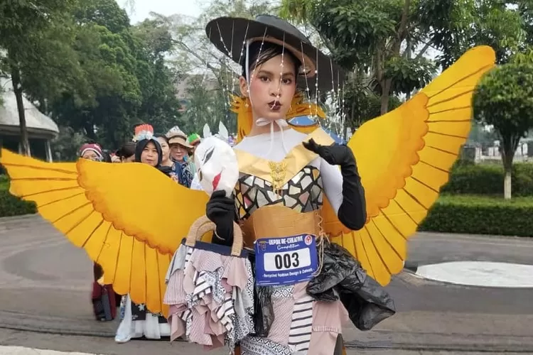 Salah satu siswa SMPN 22 Depok yang menampilkan hasil kreatifitasnya pada Dekranasda Expo 2025.  (DOKUMEN SEKOLAH)