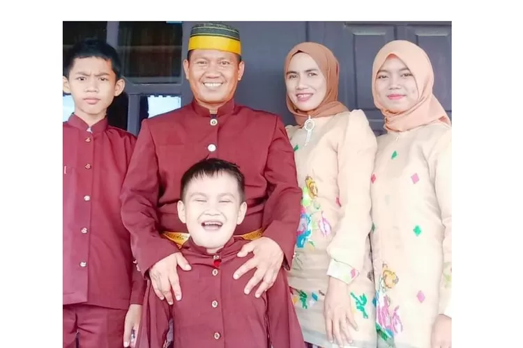 Tengah bersama keluarga, Biodata Lengkap Mansur Sulaeman, politisi PPP yang digadang maju Pilkada Donggala 2024. Foto: dok pri