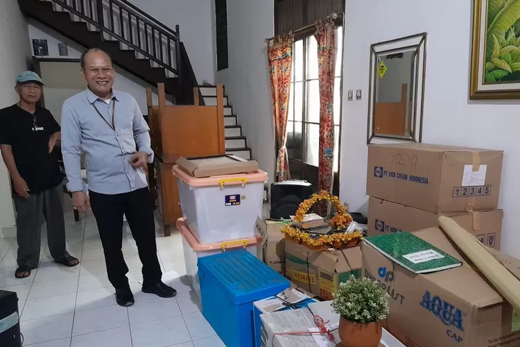 PINDAH : Proses perpindahan kantor sementara Kelurahan Beji Timur, Kecamatan Beji, Kota Depok, yang terletak di Jalan Angsa, RT3/2 No33, Selasa (14/5). (ALDY RAMA/RADAR DEPOK)