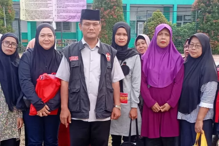 Ketua DKR Kota Depok, Roy Pangharapan bersama para orang tua siswa yang anaknya belum mendapatkan sekolah.  (DOKUMEN PRIBADI)