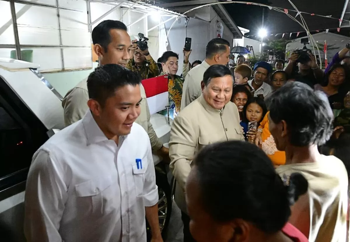 Prabowo meninjau pengungsian korban bencana di Nagekeo, NTT, dan memastikan pemerintah terus membantu proses pemulihan warga.