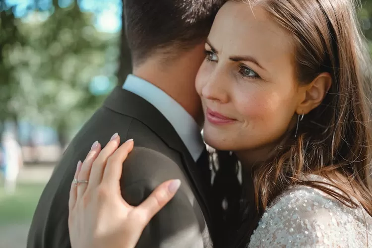 Ilustrasi ramalan cinta zodiak Gemini dan Cancer berlaku Rabu 24 April 2024 (pexels/Rene Asmussen)