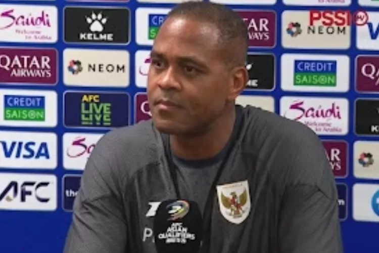 Pelatih Timnas Indonesia, Patrick Kluivert saat konferensi pers jelang laga Australia vs Indonesia di Kualifikasi Piala Dunia 2026. (Dok. PSSI)