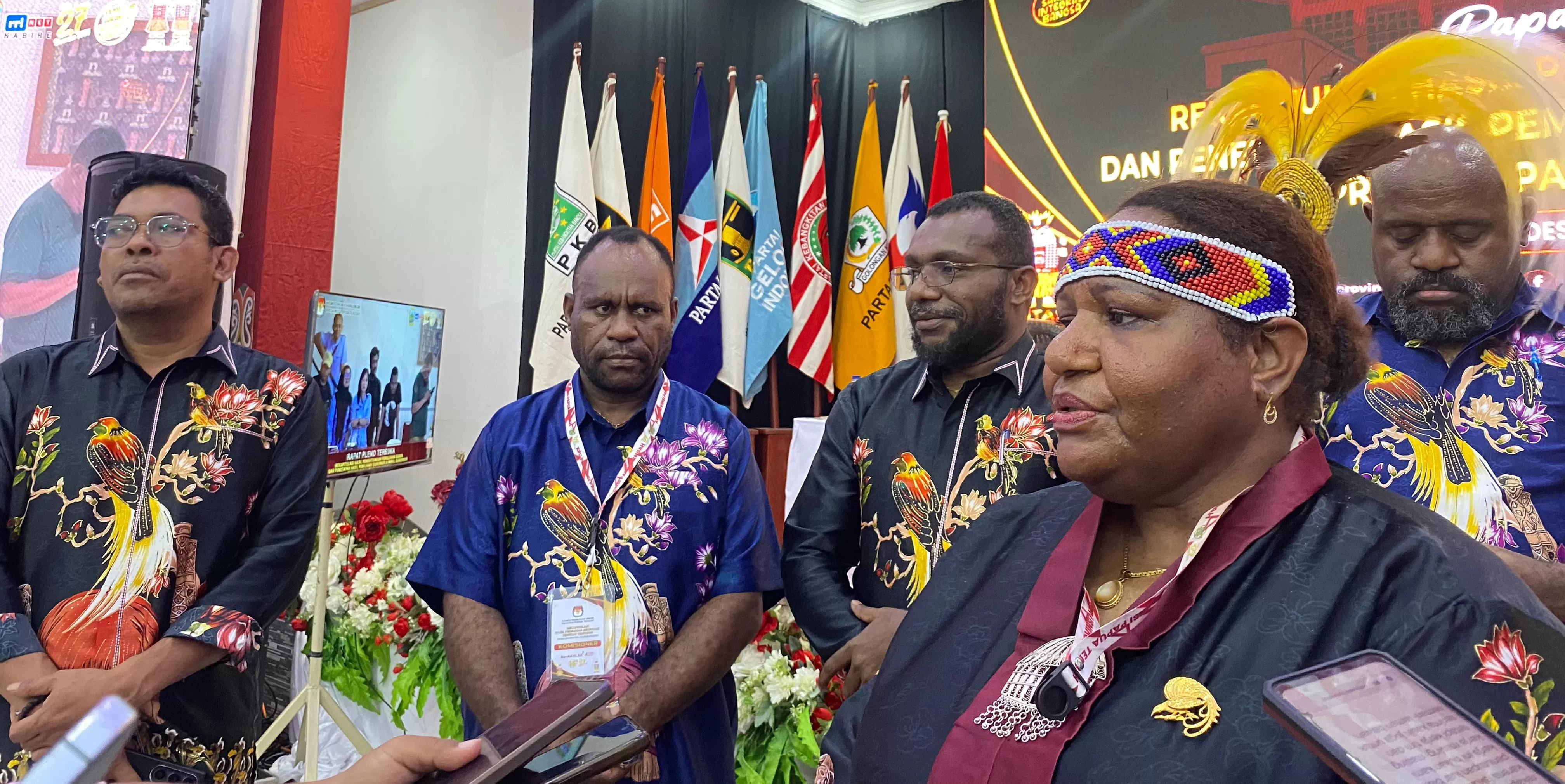 Ketua KPU Papua Tengah, Jennifer Darling Tabuni, didampingi empat anggota Komisioner lainnya yakni, Octovianus Takimai, Indra Ebang Ola, Marius Telenggen dan Sepo Nawipa saat keterangan kepada pers. ((CENDERAWASIH POS/Theresia F. Tekege))