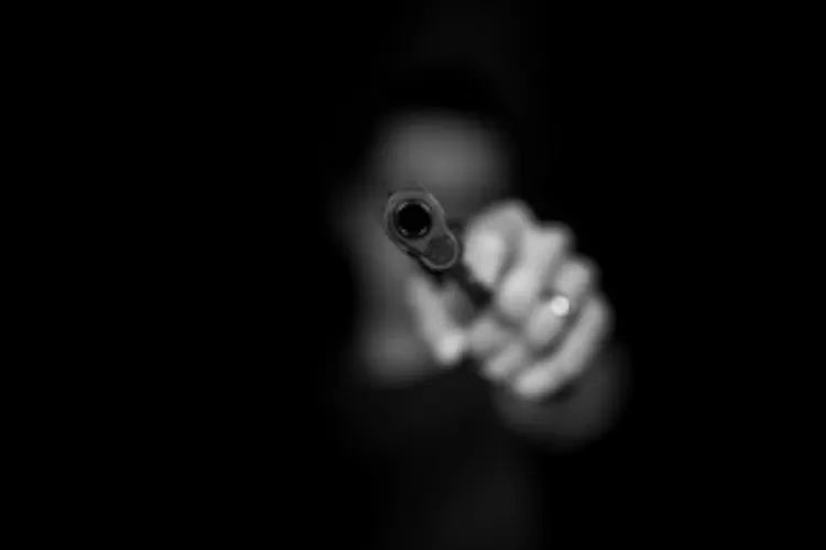 Foto ilustrasi penembakan - Respon anak bos rental mobil terkait restitusi yang ditolak pengadilan. (Unsplash/Max Kleinen)