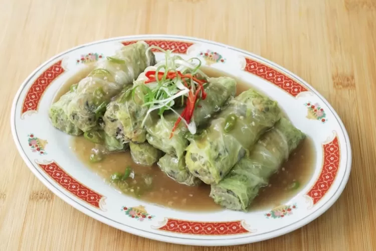 Hidangan Daging Gulung Sawi ini rendah kalori dan lemak, sehingga cocok untuk program diet. (Tangkapan Layar Kanal YouTube Devina Hermawan)