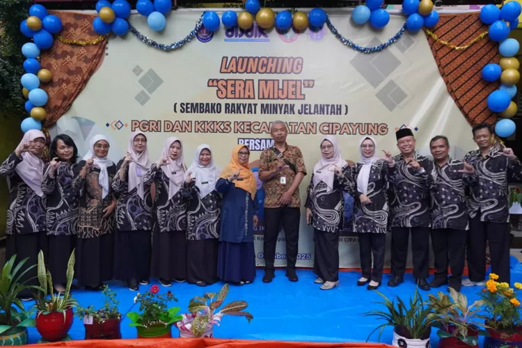 Foto bersama usai kegiatan launcing sera mijel di SDN Pondok Terong 1.  (ANDIKA EKA/RADAR DEPOK)