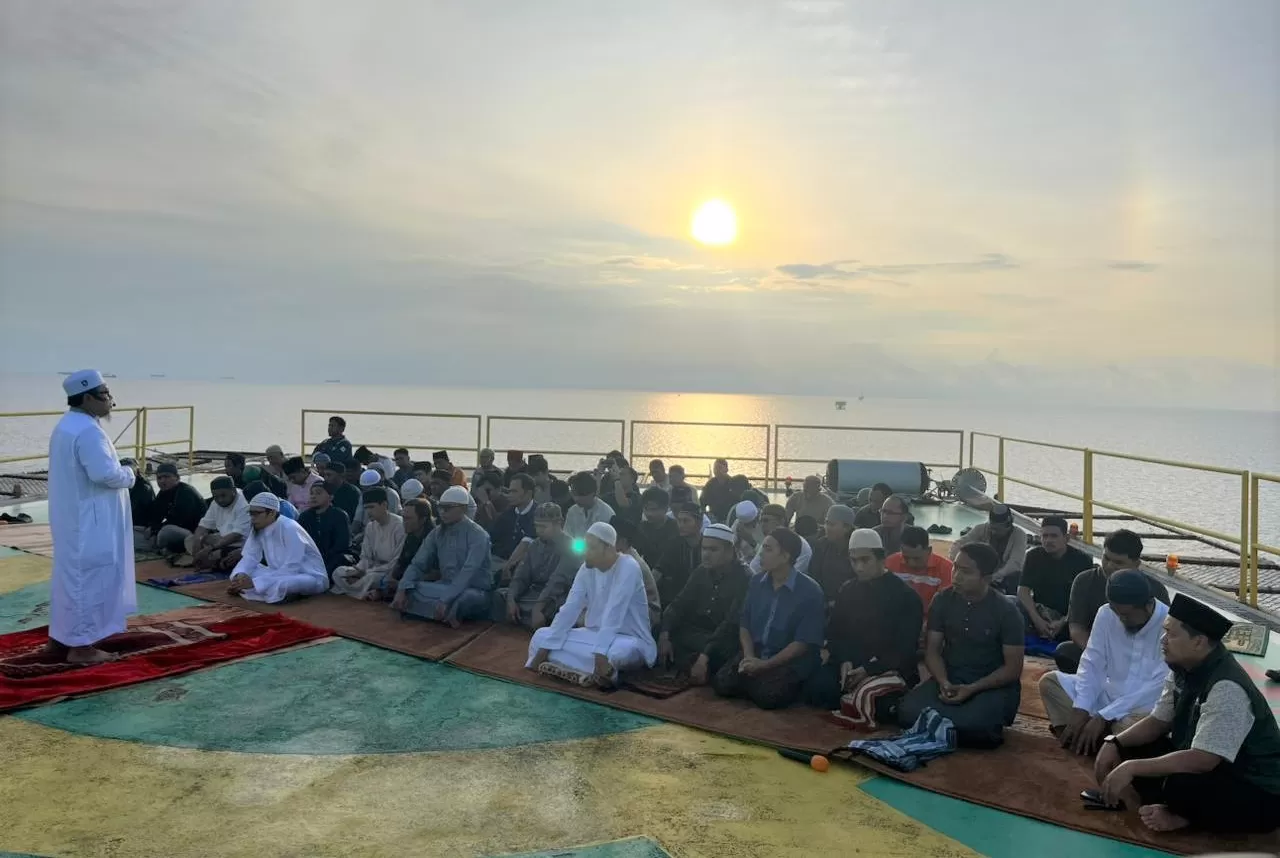 Meskipun tak mudah merayakan Idulfitri jauh dari keluarga, bagi pekerja Pertamina Hulu Indonesia (PHI) menjaga pasokan energi nasional menjadi tanggung jawab tersendiri. (DOK. PHI)