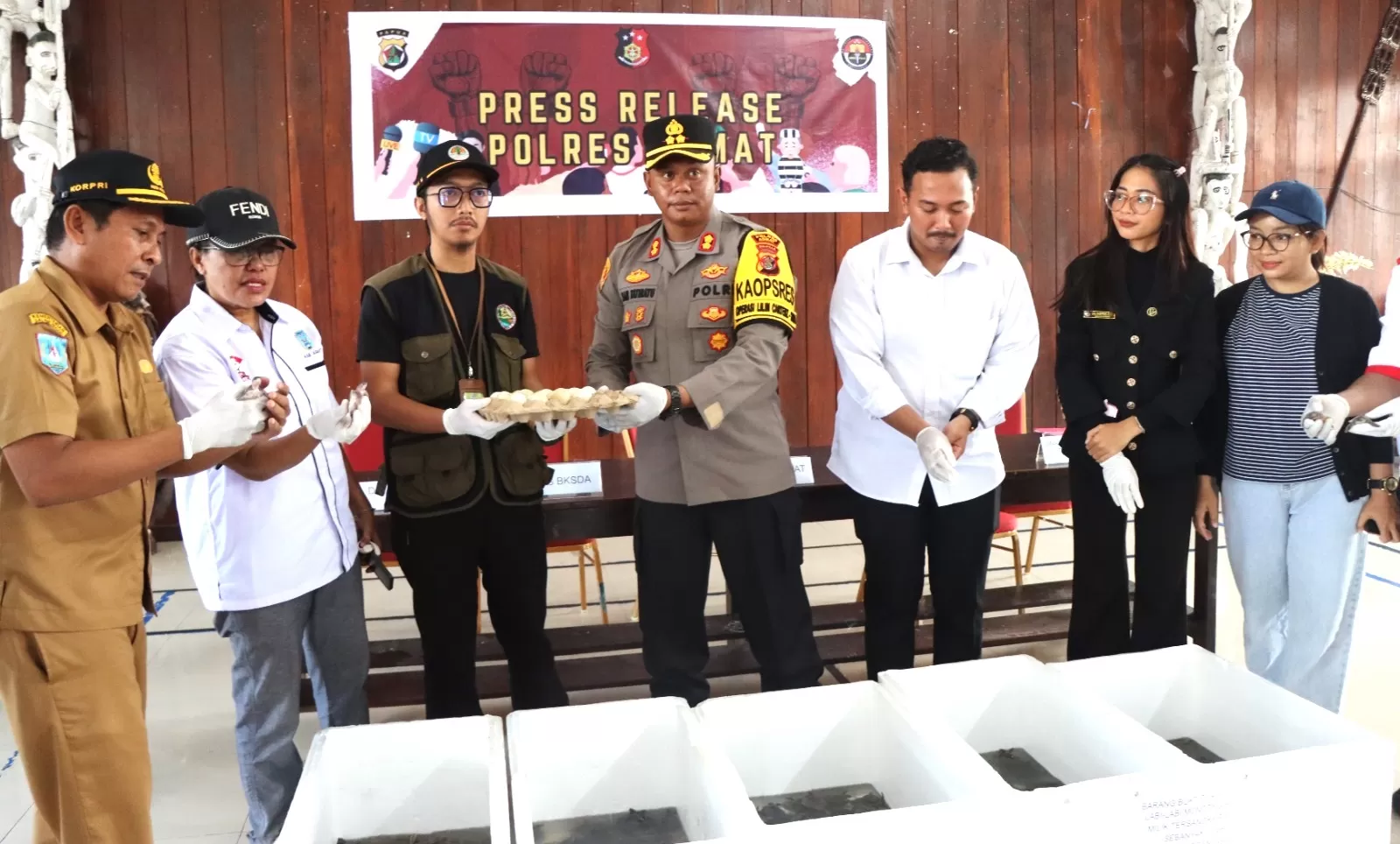 Polres Asmat saat menggelar konferensi pers dalam pengungkap kasus perdagangan ribuan Labi-Labi Moncong Babi di Aula Wira Pratama, Senin (23/12/2024).&nbsp;Foto: Humas Polda Papua