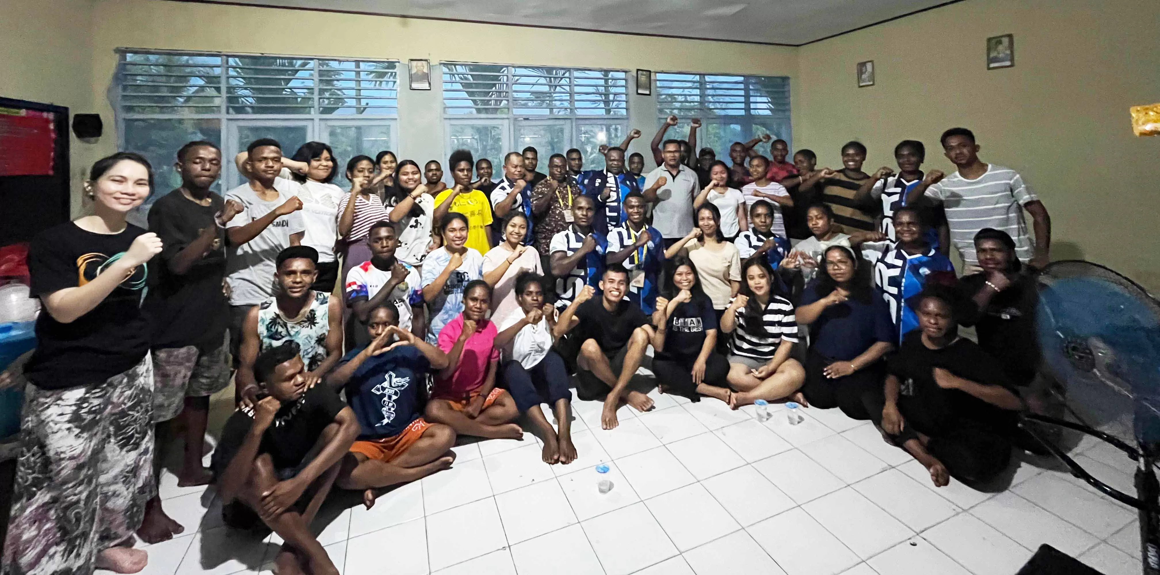Peserta Kontingen Pesparawi Tolikara foto bersama Sekda Kab. Tolikara Dr Yosua Noak Douw, S.Sos, M.Si, MA, yang juga selaku Ketua Umum LPPD Kab. Tolikara usai latihan di SMKN 1 Arso, Rabu (4/12).  ((Ceposonline.com/Diskominfo Tolikara))