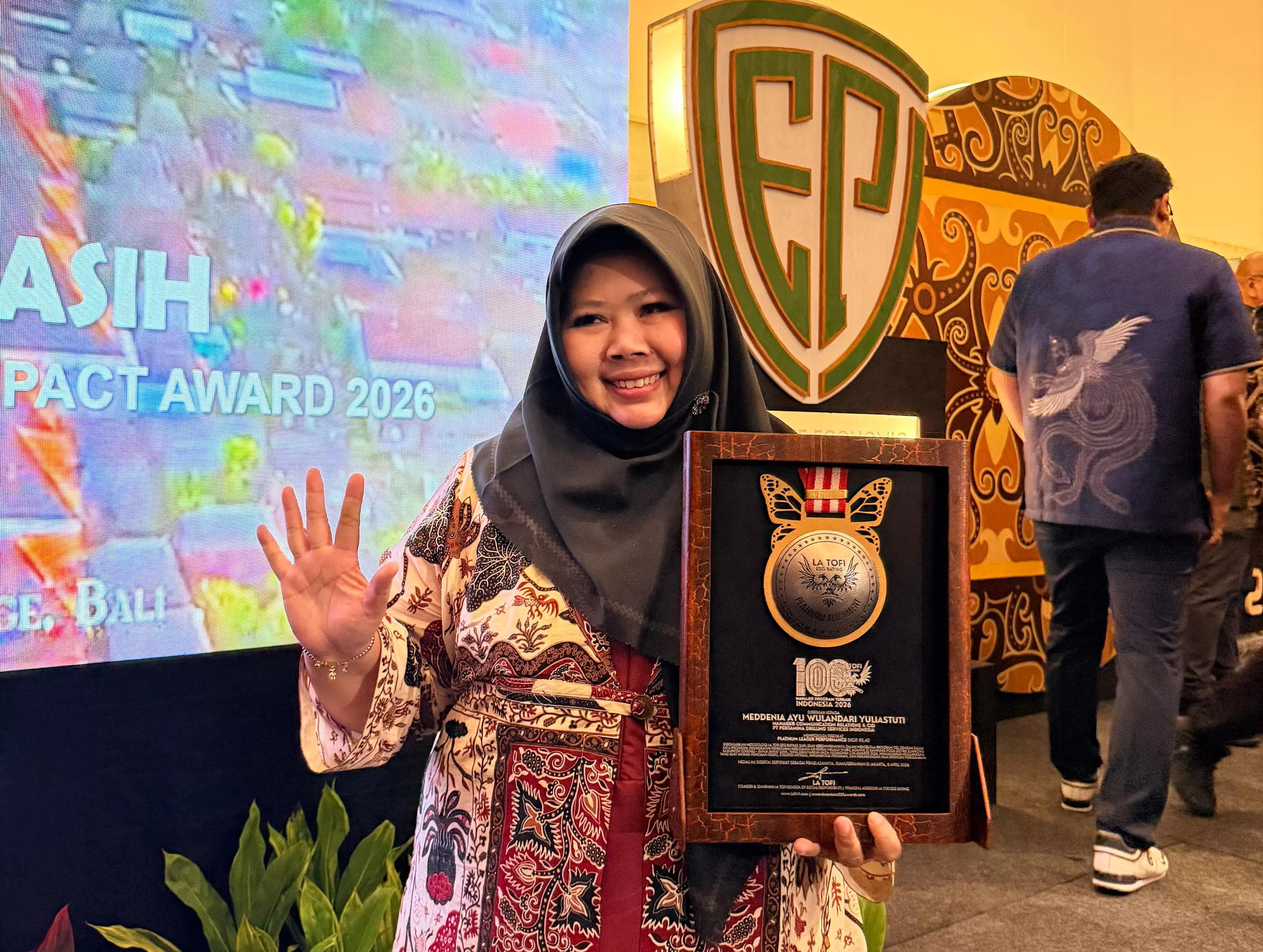 Manager Communication Relations & CID Pertamina Drilling, Meddenia Ayu Wulandari Yuliastuti, raih penghargaan 100 Manager Program Terbaik Indonesia 2026 dalam ajang Nusantara CSR Awards 2026. (Dok. Pertamina Drilling)
