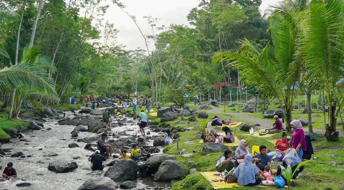 Kampung Flory: Makan Enak di Pinggir Sungai yang Sejuk (Instagram/@ledoksambiecopark)