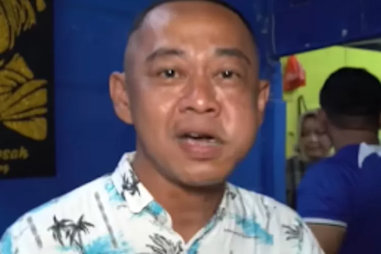 Pemilik Warung Oseng Nyak Kopsah, Bang Madun yang Mengalami Kerugian Setelah Direview Food Vlogger. (YouTube Boengkoes)