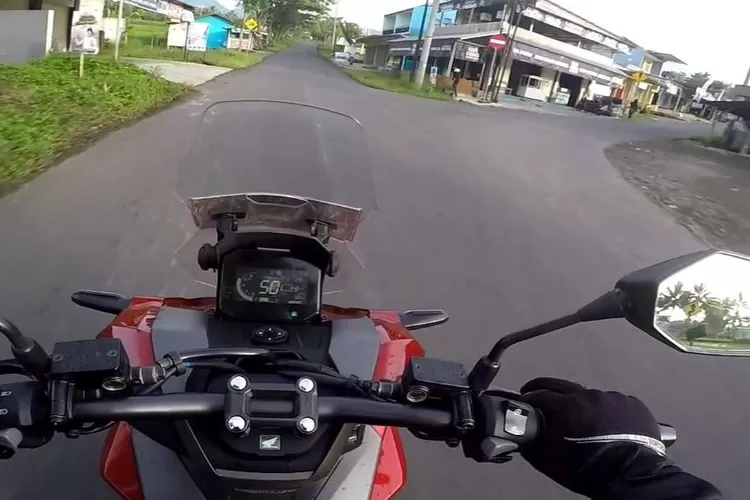 Tips aman berkendara ketika melewati persimpangan atau pertingaan.