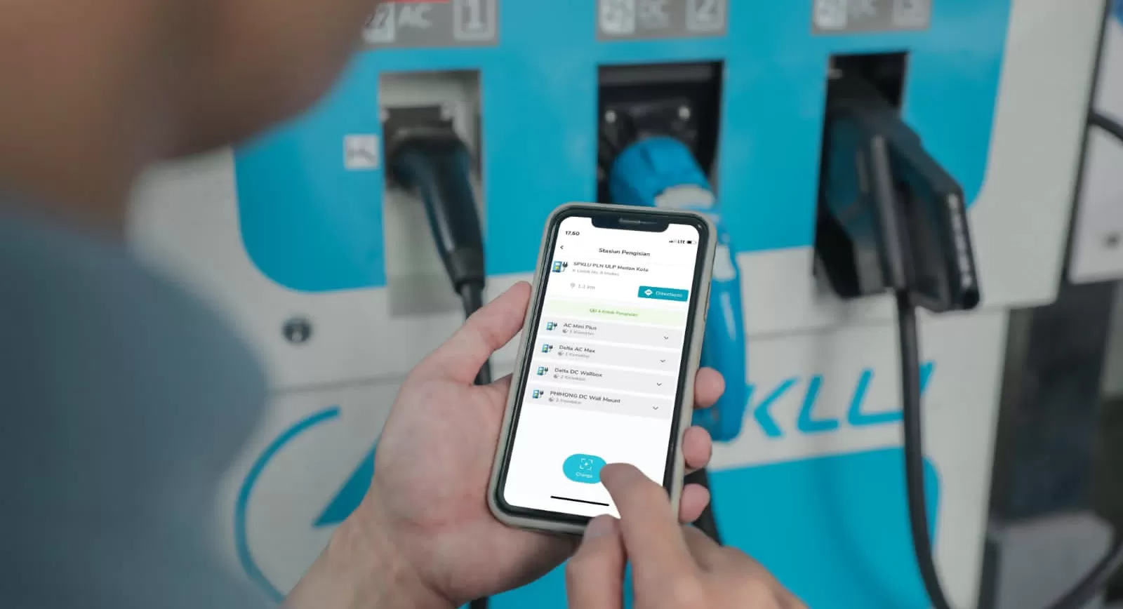 Ilustrasi - Pengguna mobil listrik kini bisa memantau antrean SPKLU secara real time lewat PLN Mobile.