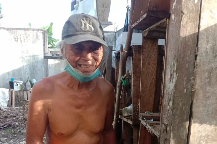 Miris Pak Naldi 70 Tahun Tinggal Dirumah Kosong Tanpa Atap (Dok. Annuza An)