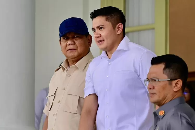 Sekretaris Kabinet bersama Presiden Prabowo di Istana Negara (Instagram @sekretariat.kabinet)