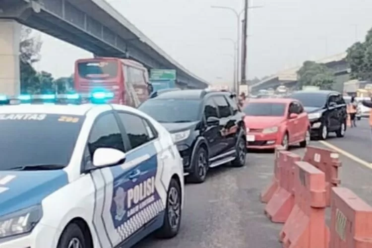 Polisi Terapkan Contraflow Di Tol Cikampek KM 55 Sampai KM 65 ...