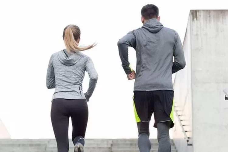 Naik tangga merupakan salah satu cara yang dapat membantu menurunkan berat badan dan mampu membakar kalori pada tubuh. (Pinterest)