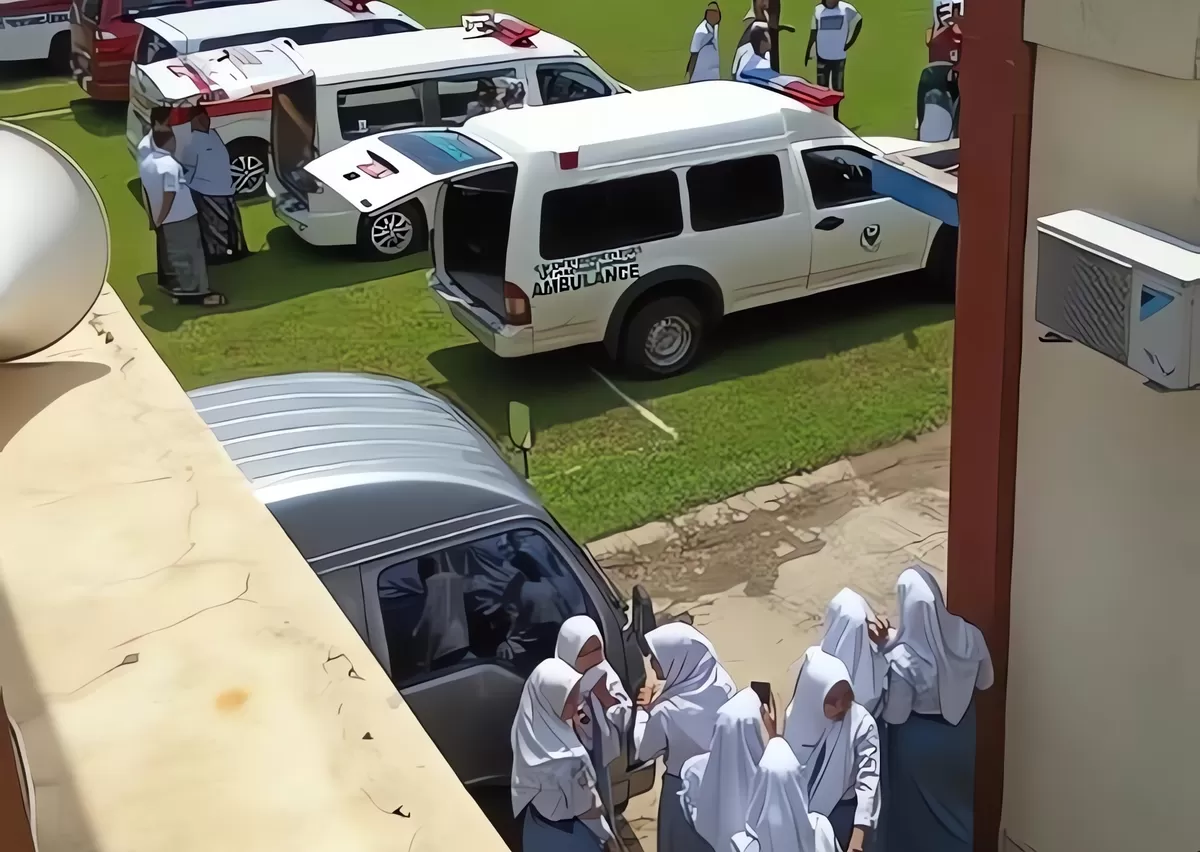 Sejumlah siswi SMA N 2 Kudus nampak tegang usai melihat puluhan temannya keracunan MBG yang kemudian dilarikan ke rumah sakit dengan mobil ambulan, Kamis (29/1/2026). (Istimewa for Pantura Network)
