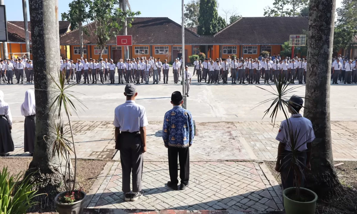 Upacara dalam rangka Hari Lahir Pancasila di SMKN 3 Bondowoso. (SketsaNusantara.id/As'ad Choirudin)