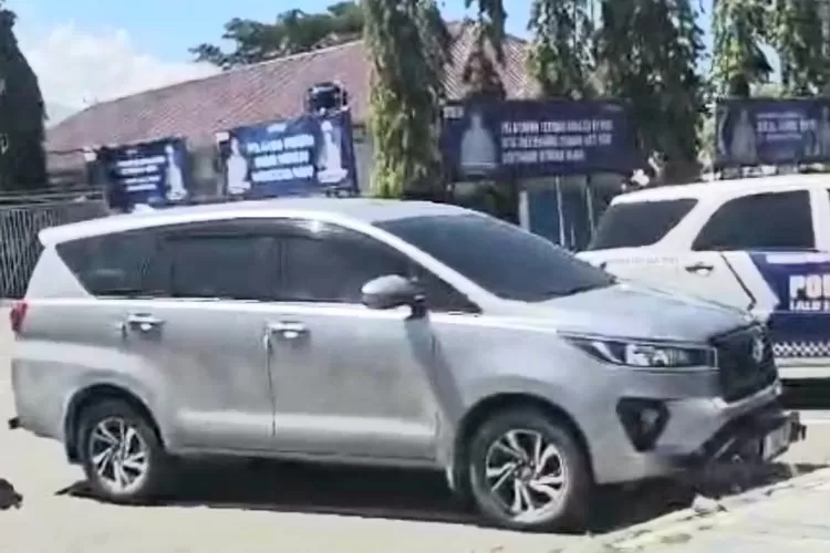 Mobil Toyota Innova warna silver, kini sudah terparkir lagi di kantor Polresta Palu di Jalan Sam Ratulangi Palu.