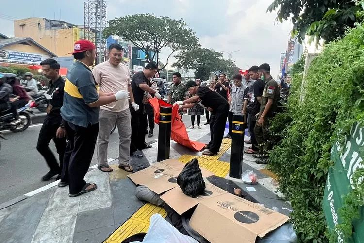 EVAKUASI : Penanganan jasad yang ditemukan tergeletak di trotoar Jalan Raya Margonda, Kelurahan Kemirimuka, Kecamatan Beji, Kota Depok, Sabtu (20/4) sore. (POLRES METRO DEPOK)