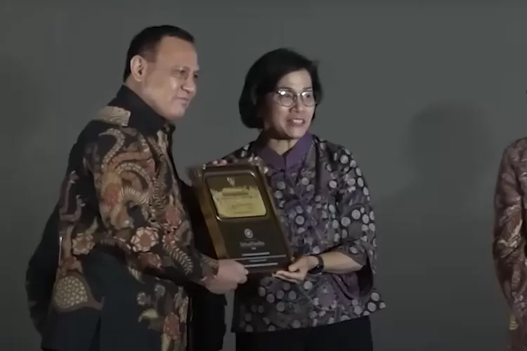Sebelum ditetapkan sebagai tersangka, Firli Bahuri sempat menerima penghargaan dari menteri keuangan, Sri Mulyani pada Rabu (22/11/2023) (rilis)