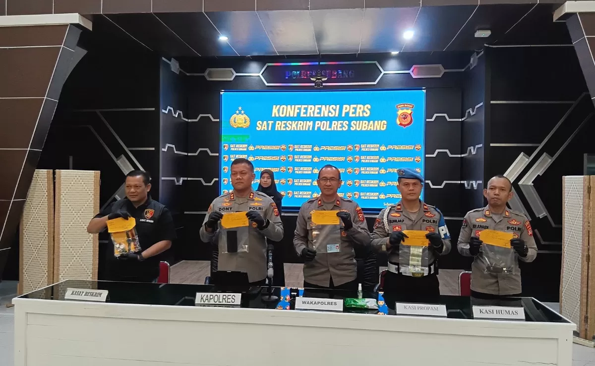 Kapolres Subang AKBP Dony Eko Wicaksono didampingi Kasat Reskrim AKP Bagus Panuntun beserta jajaran menunjukkan barang bukti kepada awak media saat konferensi pers pengungkapan kasus pembunuhan dan pencurian dengan kekerasan di Mapolres Subang, Kamis 26 Maret 2026