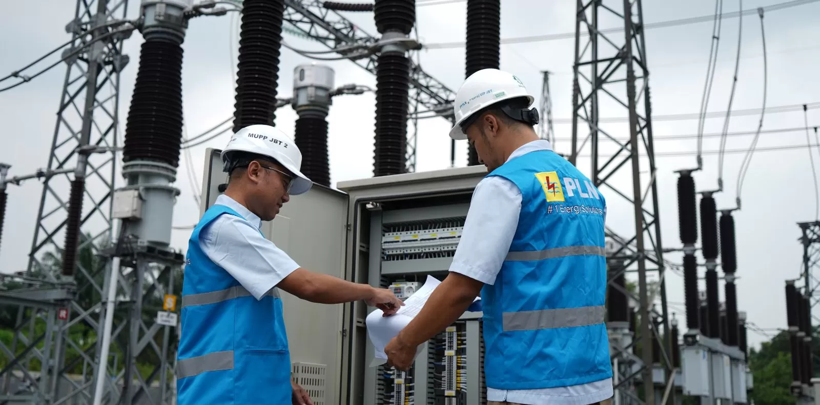 Petugas PLN melakukan pengecekan instalasi di Gardu Induk 150 kV Telukjambe, Karawang, Jawa Barat sebelum melakukan energize ke PT Indah Kiat Pulp & Paper Karawang Mills, Jawa Barat.