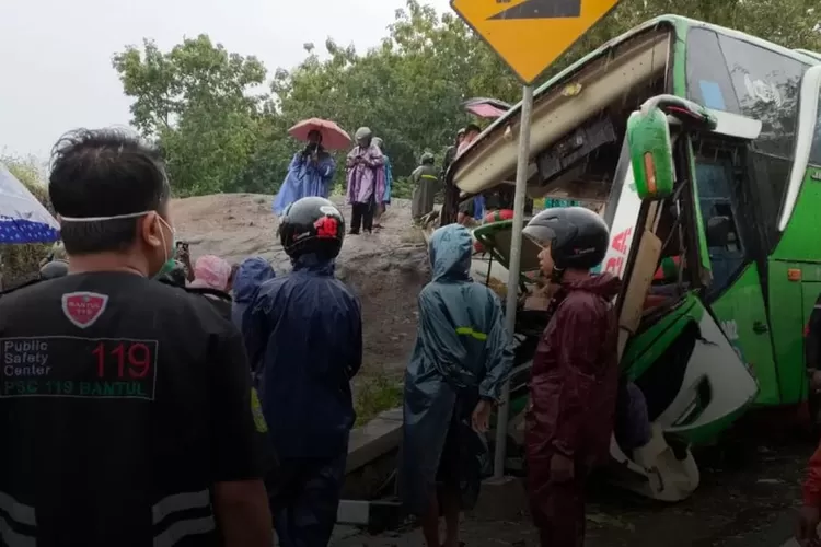 Innalillahi, Kecelakaan Bus Pariwisata Tewaskan 13 Penumpang - Harian ...