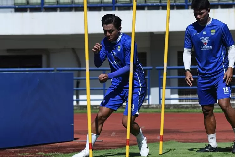 Gelandang Persib Bandung, Febri Hariyadi terlihat sudah kembali berlatih setelah tujuh bulan menepi karena pemulihan cedera. (Persib)