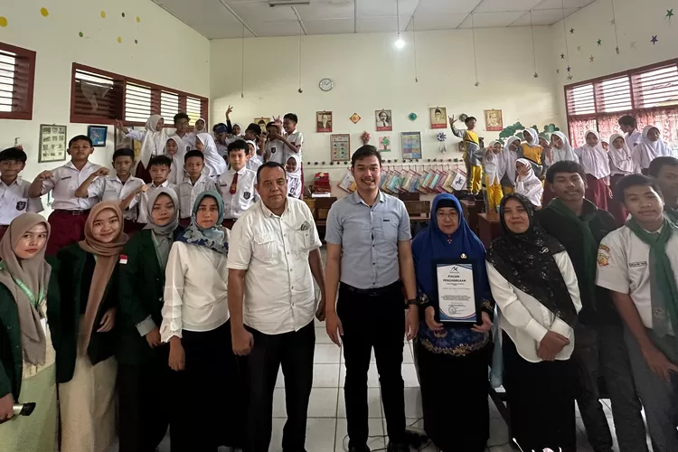 Foto bersama para peserta dan narasumbe seminar wawasan kebangsaan dan lingkungan hidup yang digelar oleh mahasiswa Prodi Ilmu Politik FISIPOL USU (Realitasonline.id/dokumen)