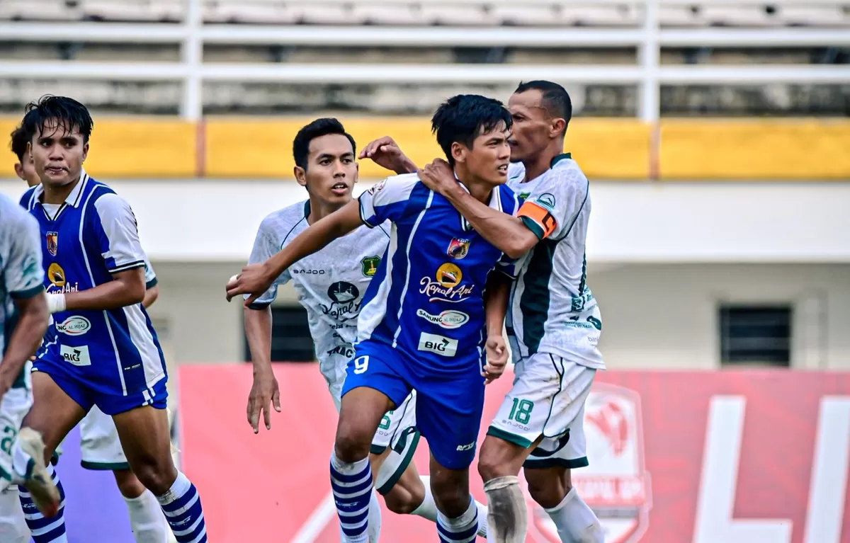 Pemain Persid Jember saat berlaga di JSG. (Angga Juli Setiawan/SketsaNusantara.id)