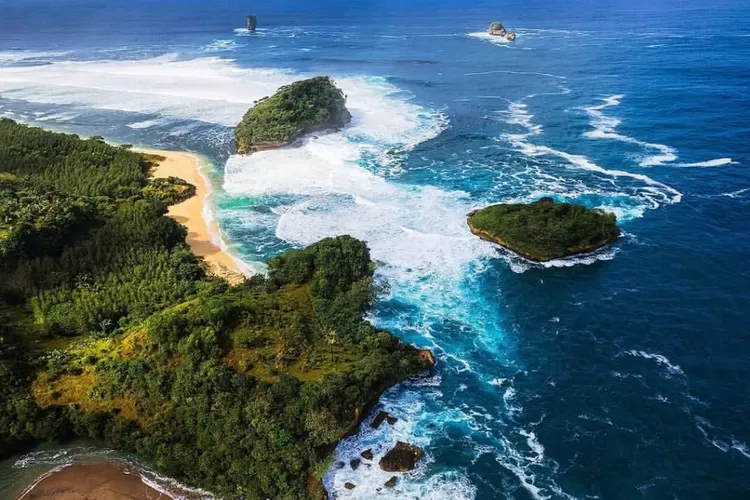 4 Tempat Wisata Pantai Di Malang Yang Direkomendasi Jadi Tempat Healing ...