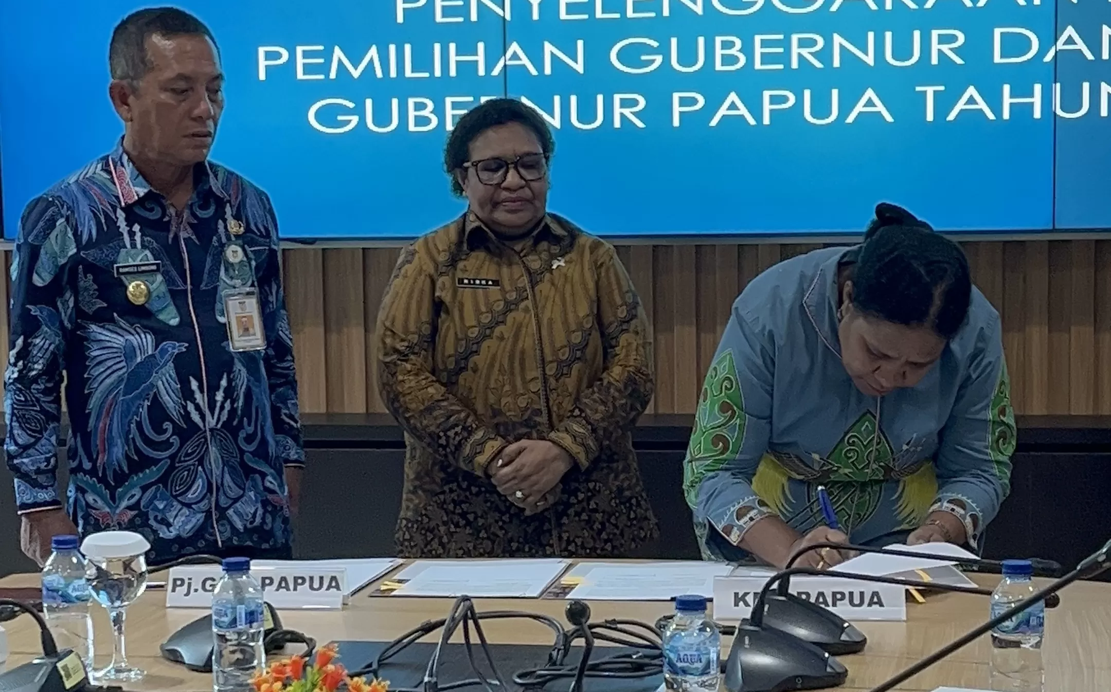 Wamedagri Ribka Haluk (tengah) bersama Pj Gubernur Papua, Ramses Limbong (kiri) menyaksikan Ketua KPU Diana Simbiak. (CEPOSONLINE.COM/GRATIANUS SILAS)
