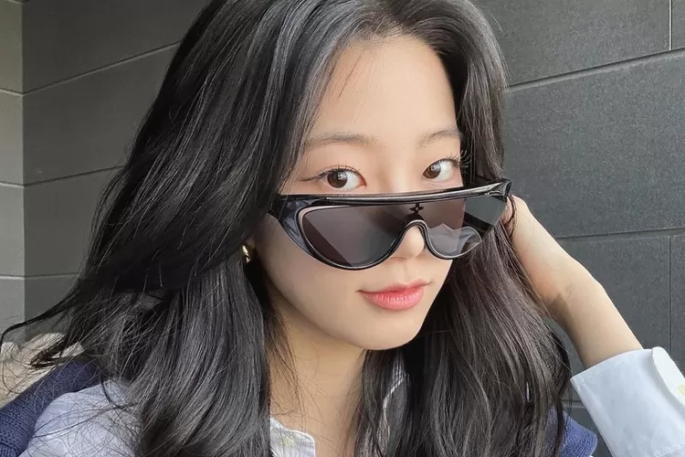 agensi bantah isu pacaran Kazuha LE SSERAFIM (Sumber : Instagram @zuhazana)