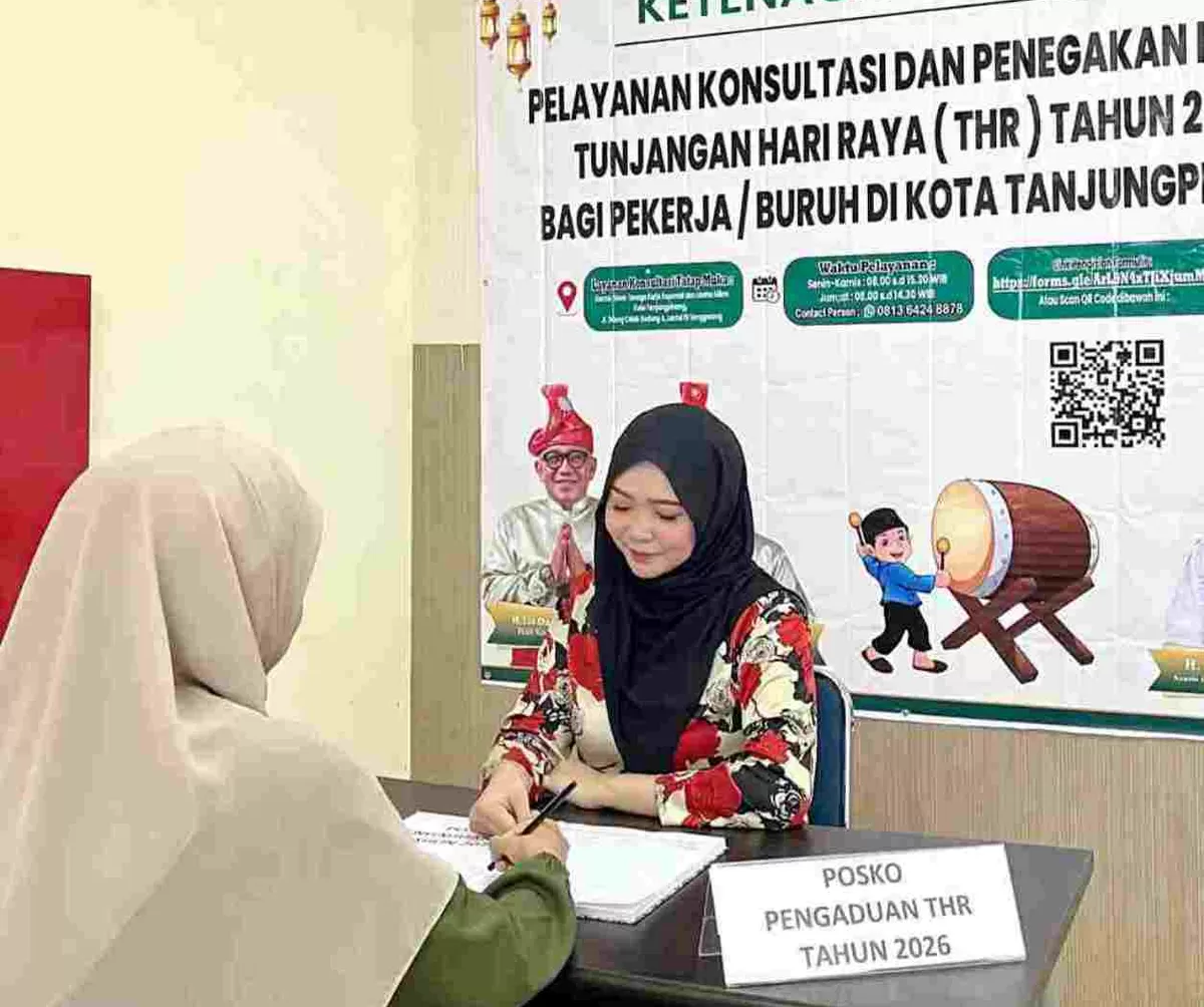 Petugas Posko Pengaduan THR Disnaker KUM Kota Tanjungpinang sedang melayani pengaduan. (Foto:Diskominfo Tanjungpinang)