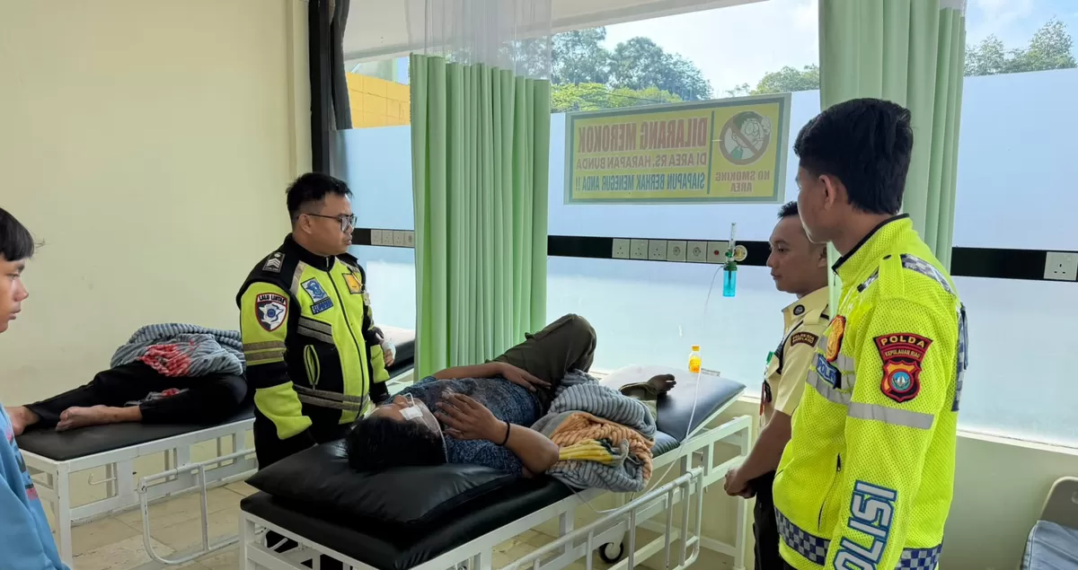 Petugas Kepolisian mengevakuasi korban ke rumah sakit terdekat guna mendapatkan penanganan medis secara cepat dan tepat. (Humas Polresta Barelang)