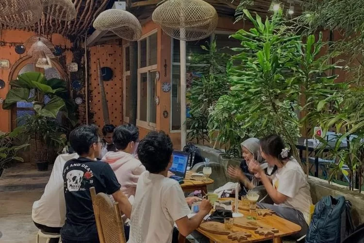 Vibesnya Bali Banget, Salah Satu Cafe Di Surabaya Ini Punya Desain ...