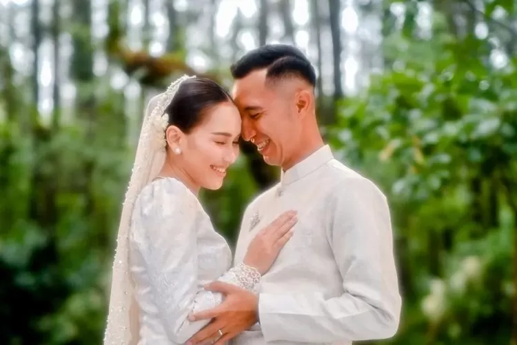 Ayu Ting Ting lamaran dengan anggota TNI. (Aliencophoto)