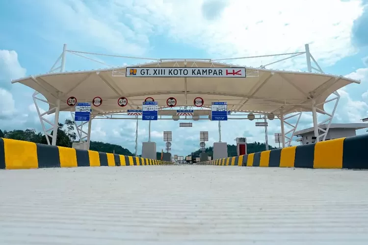 Gerbang Jalan Tol Bangkinang-Pangkalan yang tuntas di akhir tahun 2023 ini dan segera dibuka secara operasional menyabut libur Nataru (Instagram: wika.tol.bangkinang.pangkalan)
