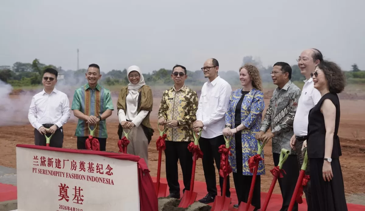 Prosesi peletakan batu pertama tiga pabrik tekstil di Subang Smartpolitan. Sekda Subang Asep Nuroni (ke-4 dari kiri) bersama investor global, Kamis, 23 April 2026 (Dok. Istimewa)