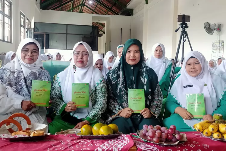 Pimpinan Anak Cabang (PAC) Fatayat NU Waru Sidoarjo mengadakan Naharul Qiroah, santunan anak yatim, launching buku hingga penutupan festival , Minggu 21 Juli 2024. 